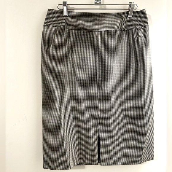 Plaid business skirt. Like new. - Picture 1 of 8